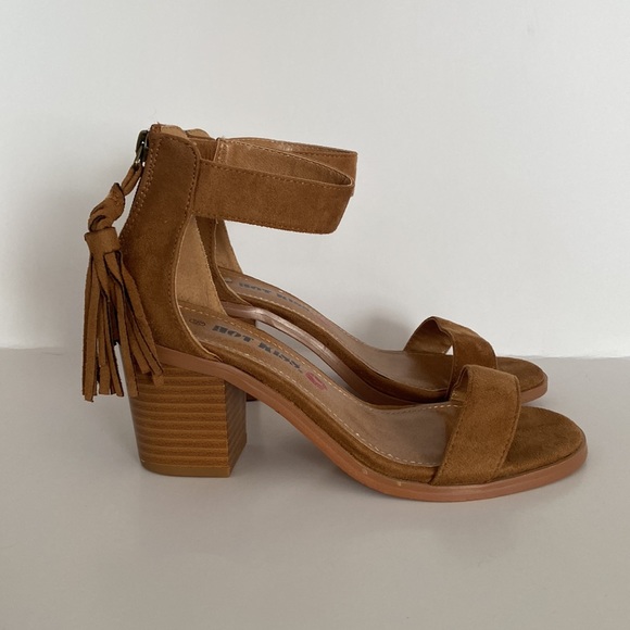 Hot Kiss Ankle Strap Heels - Tan -Size 6.5 - Picture 2 of 6